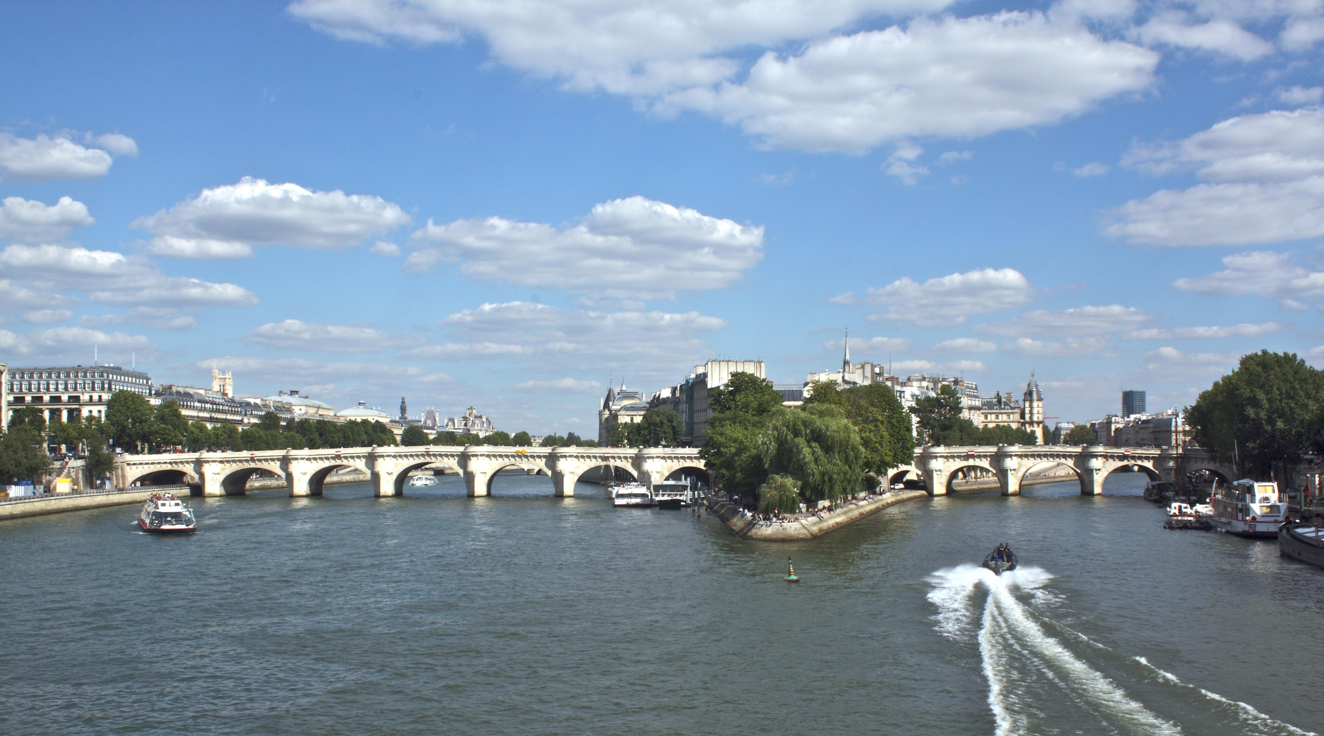 퐁뇌프(Le Pont Neuf) 산책 및 센 강 조망